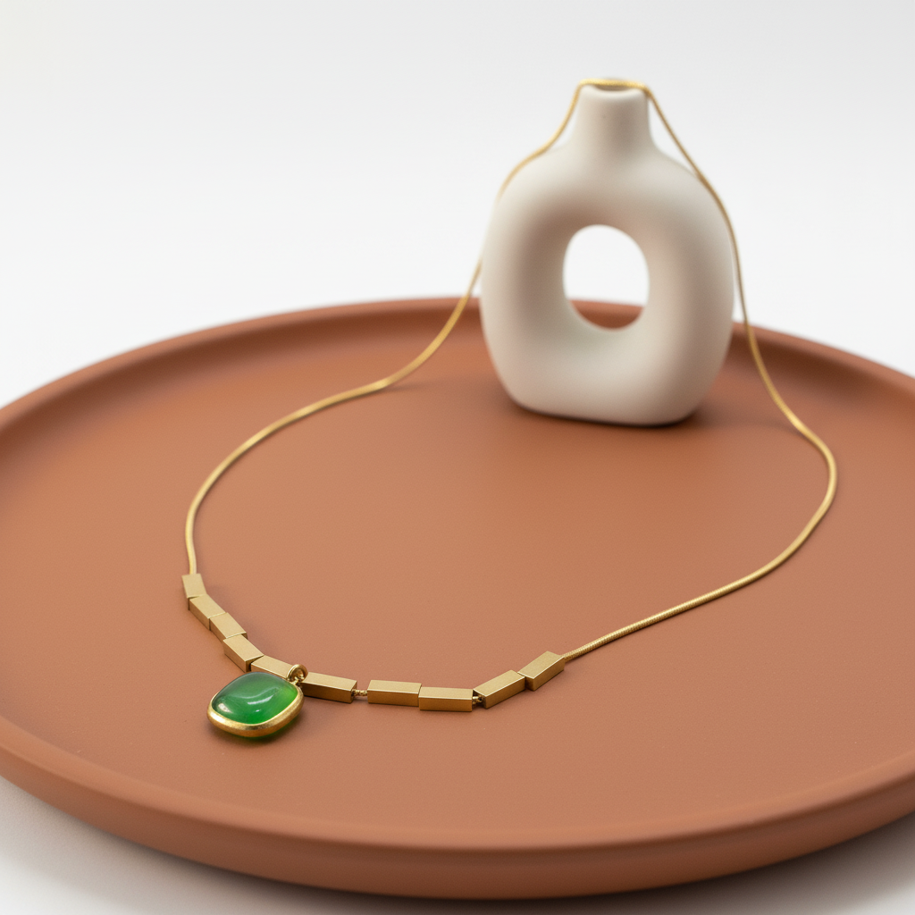 Luxe Emerald Glow Pendant Necklace