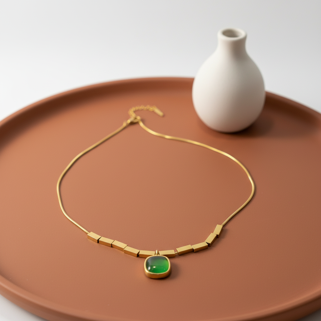 Luxe Emerald Glow Pendant Necklace