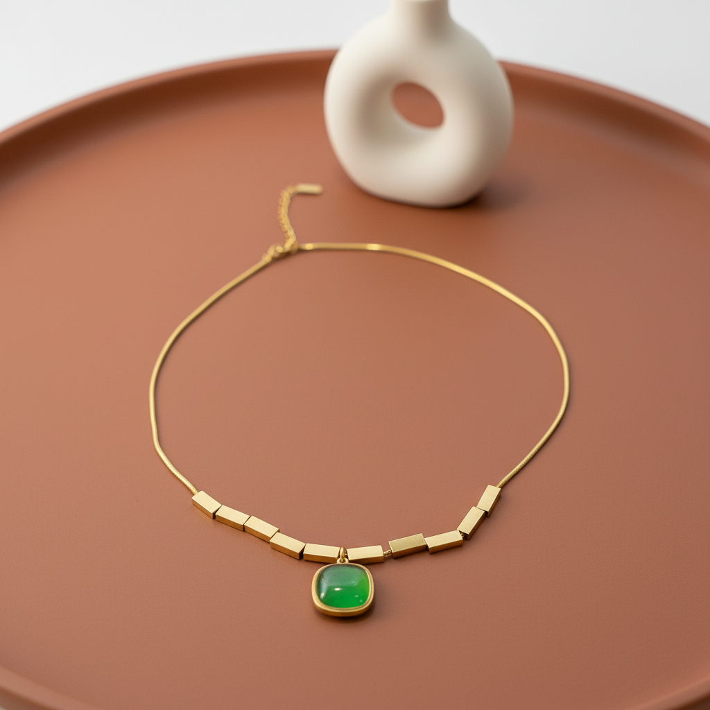 Luxe Emerald Glow Pendant Necklace