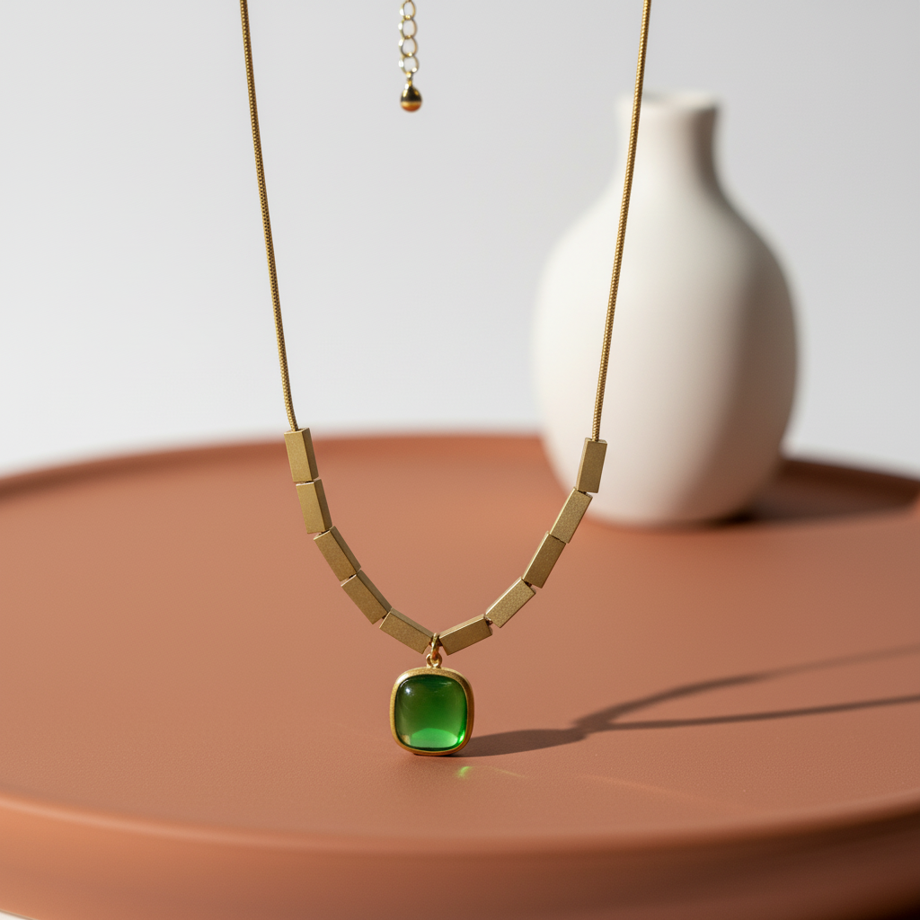 Luxe Emerald Glow Pendant Necklace